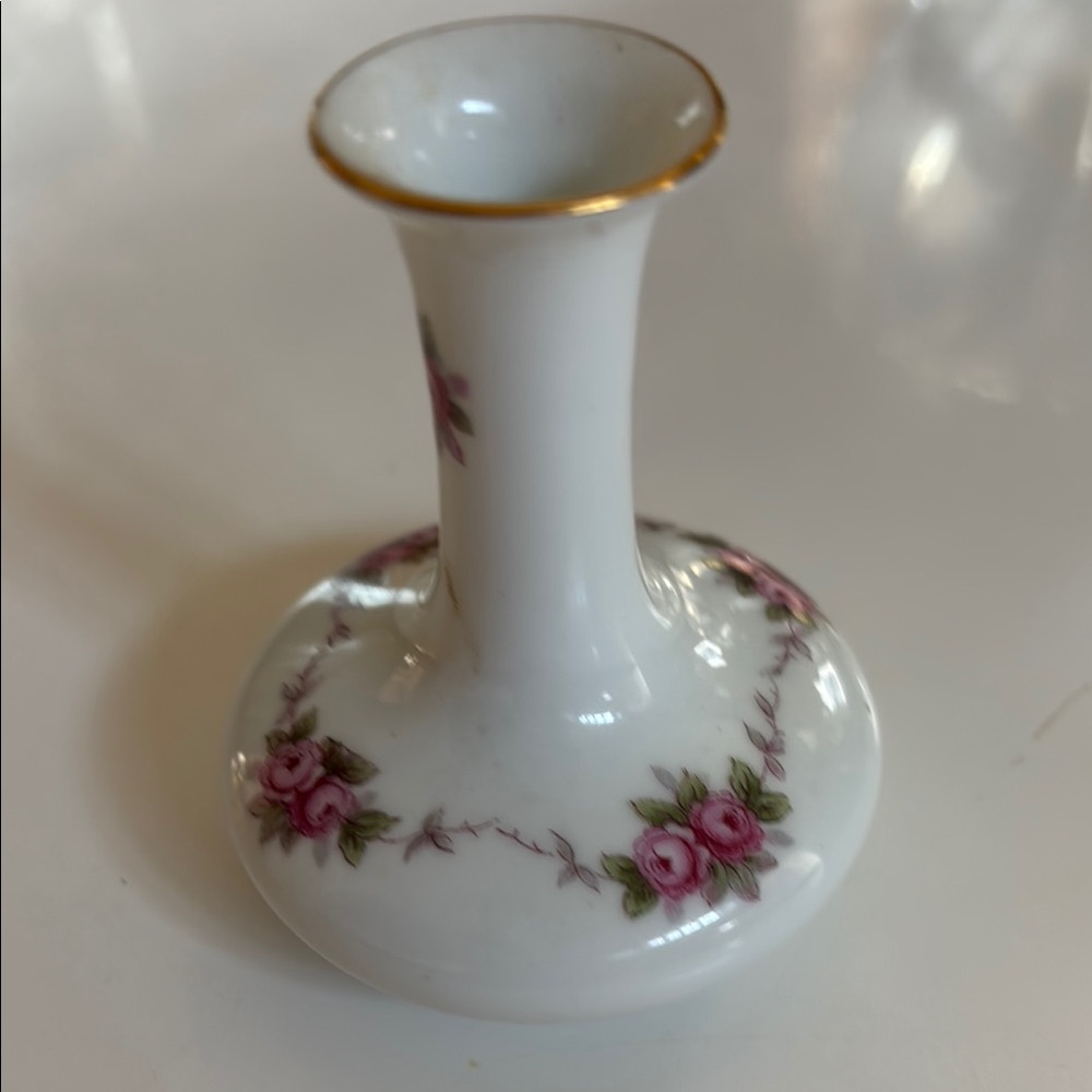 Noritake Floral White  Bud Vase with Gold Trim
Vintage, excellent condition!
